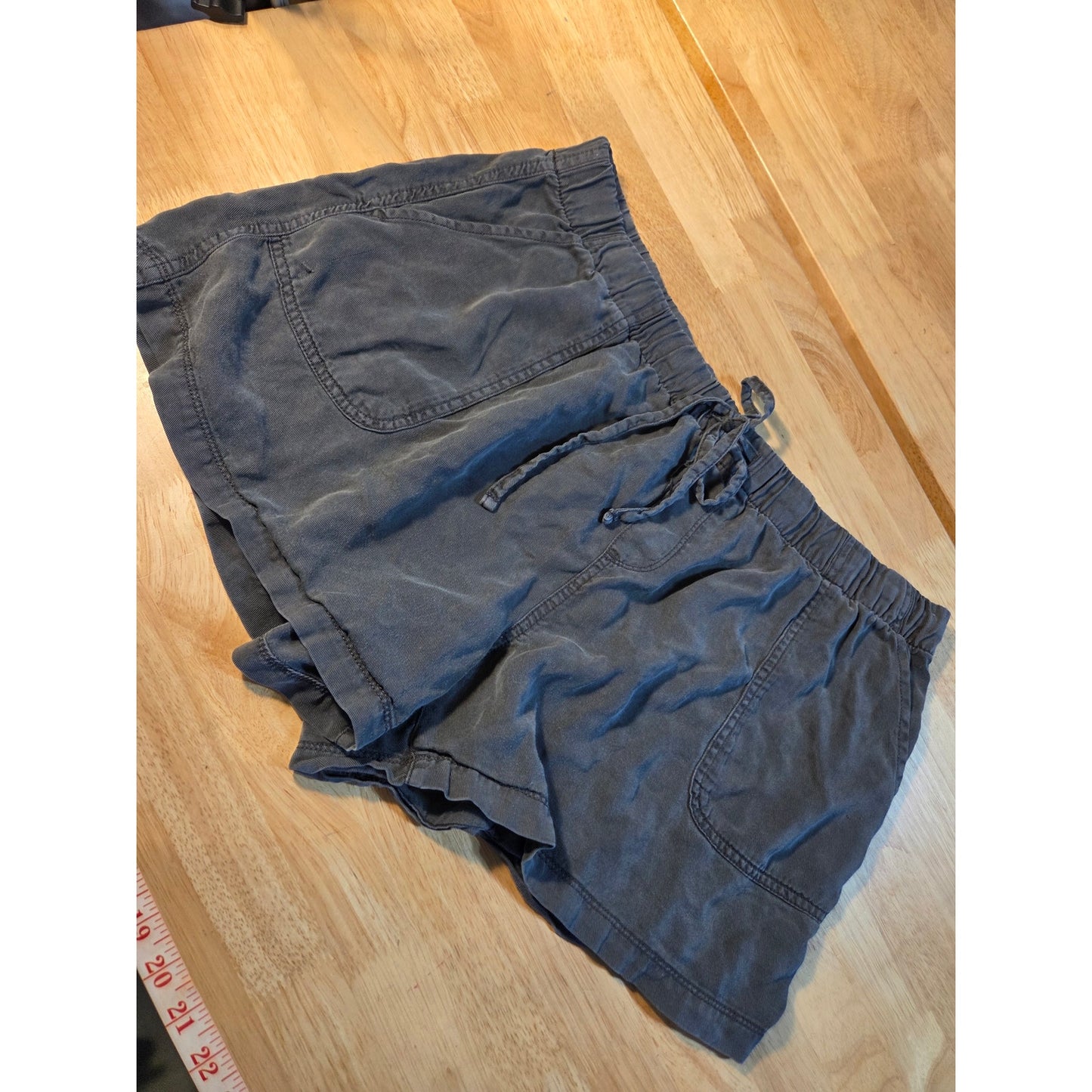 Gap size extra large gray soft flowy elastic waist tie front shorts pockets