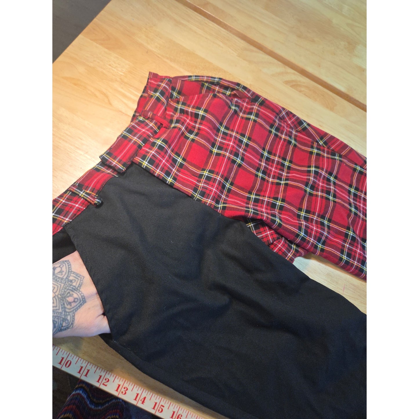 Hot Topic size small red flag contrast leg black skinny pants elastic waist