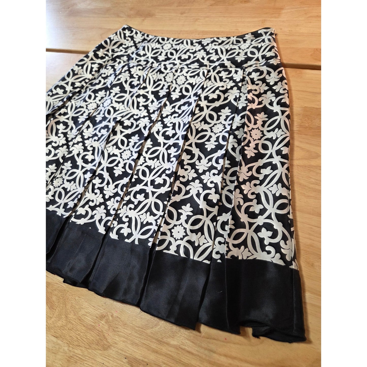 White House Black Market silk A-line skirt invisible zipper size 4 graphic