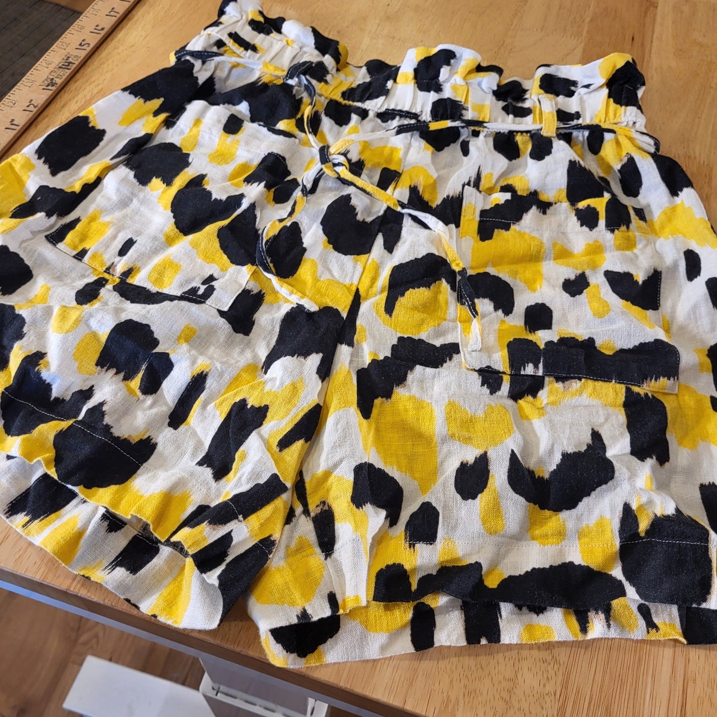Who What Where Linen Rayon Yellow & Black Abstract Elastic Waist Shorts Small