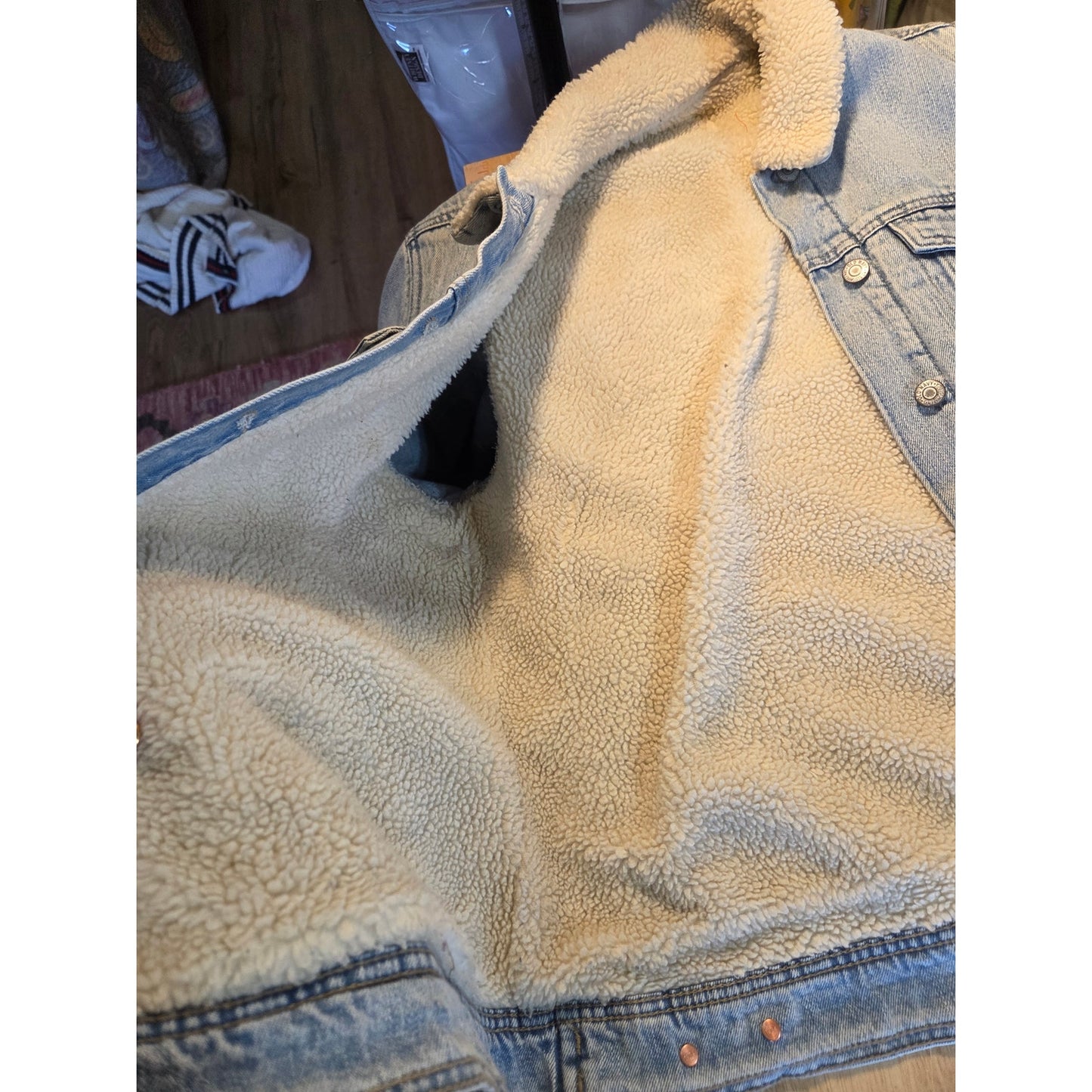 Generic light wash denim shearling faux lined Jean jacket pockets medium