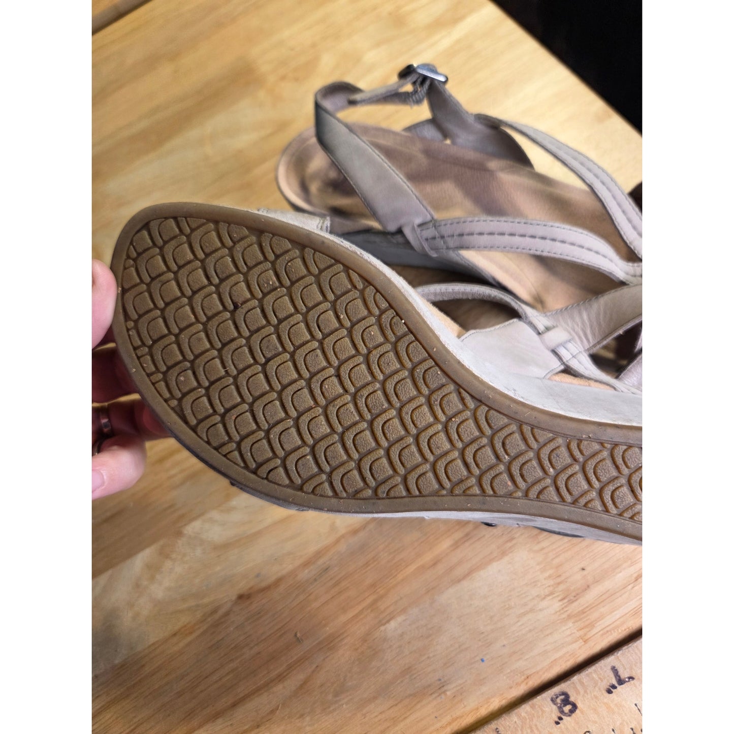 Ugg Beige Ultrasuede Strappy Wedge Sandel Buckle Stretch Size 9 rubber sole