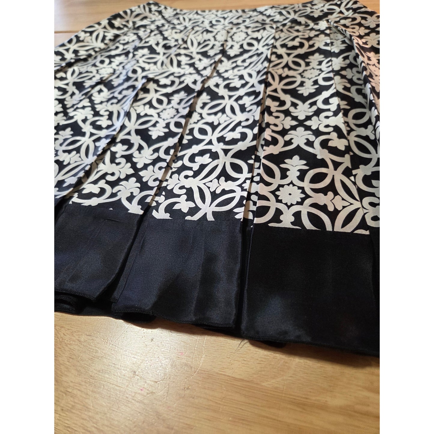 White House Black Market silk A-line skirt invisible zipper size 4 graphic