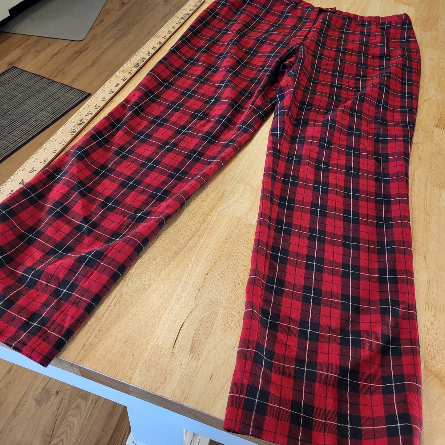 Jones New York Sport Stretch 14 Red Plaid Tartan Cigarette Pants