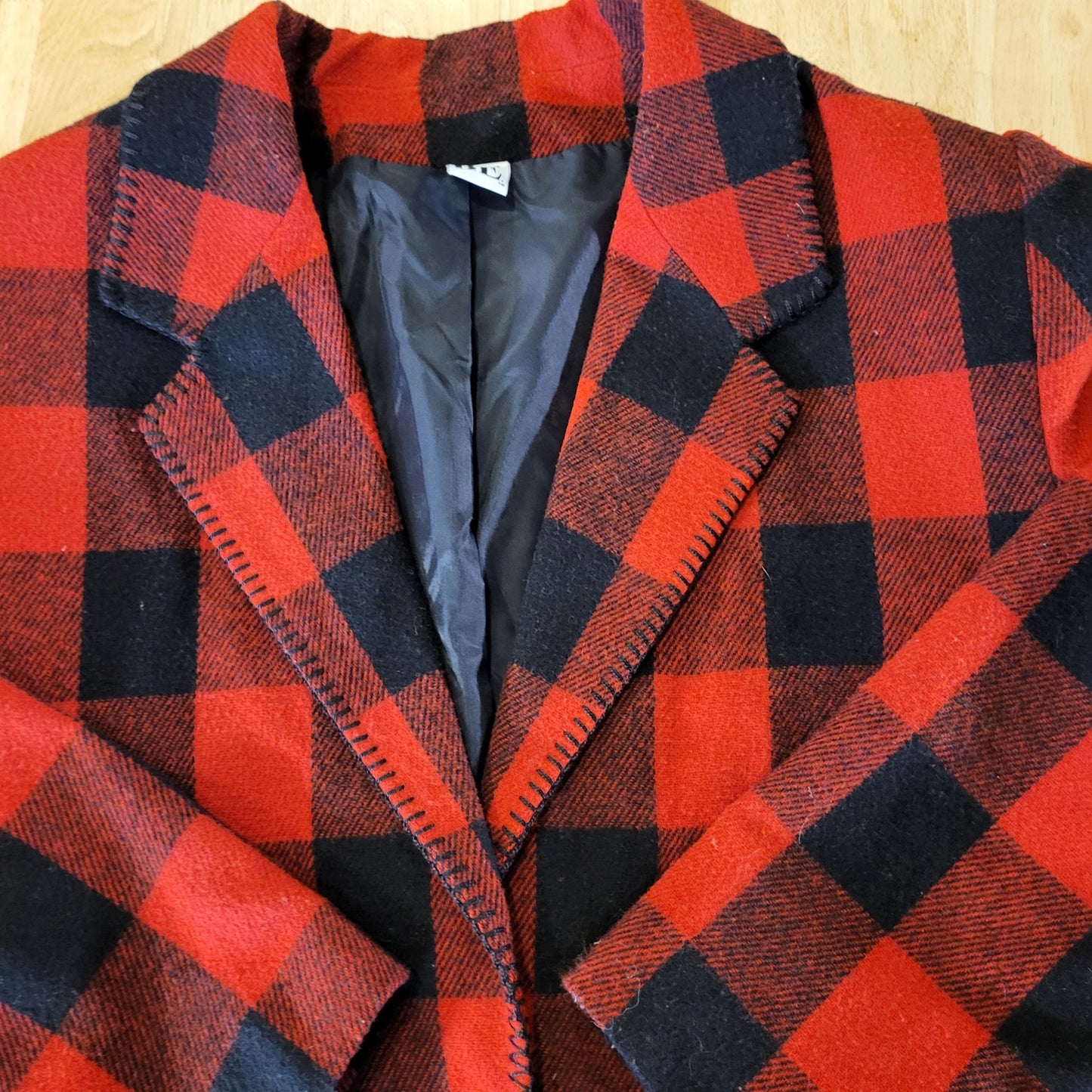 Red buffalo plaid wool felt Blazer blanket stitch Edge vintage pockets 23" p2p