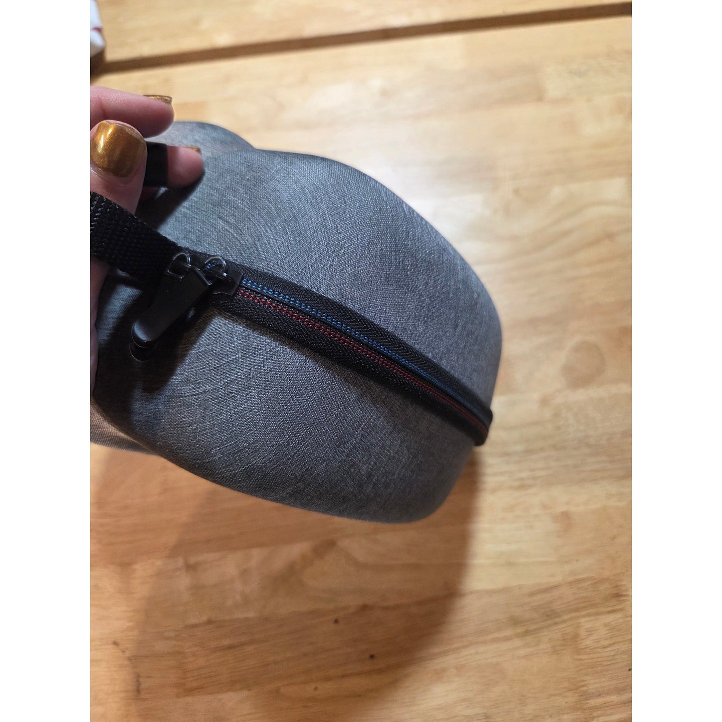 Oculus VR headset case needs a little glue good condition otherwise oculus
