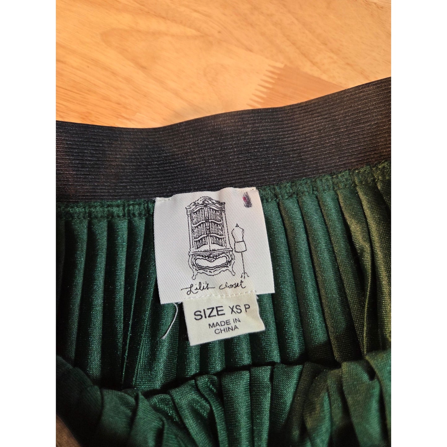 Lili's closet Xs Petite elastic waist green velvet pleated knee length skirt
