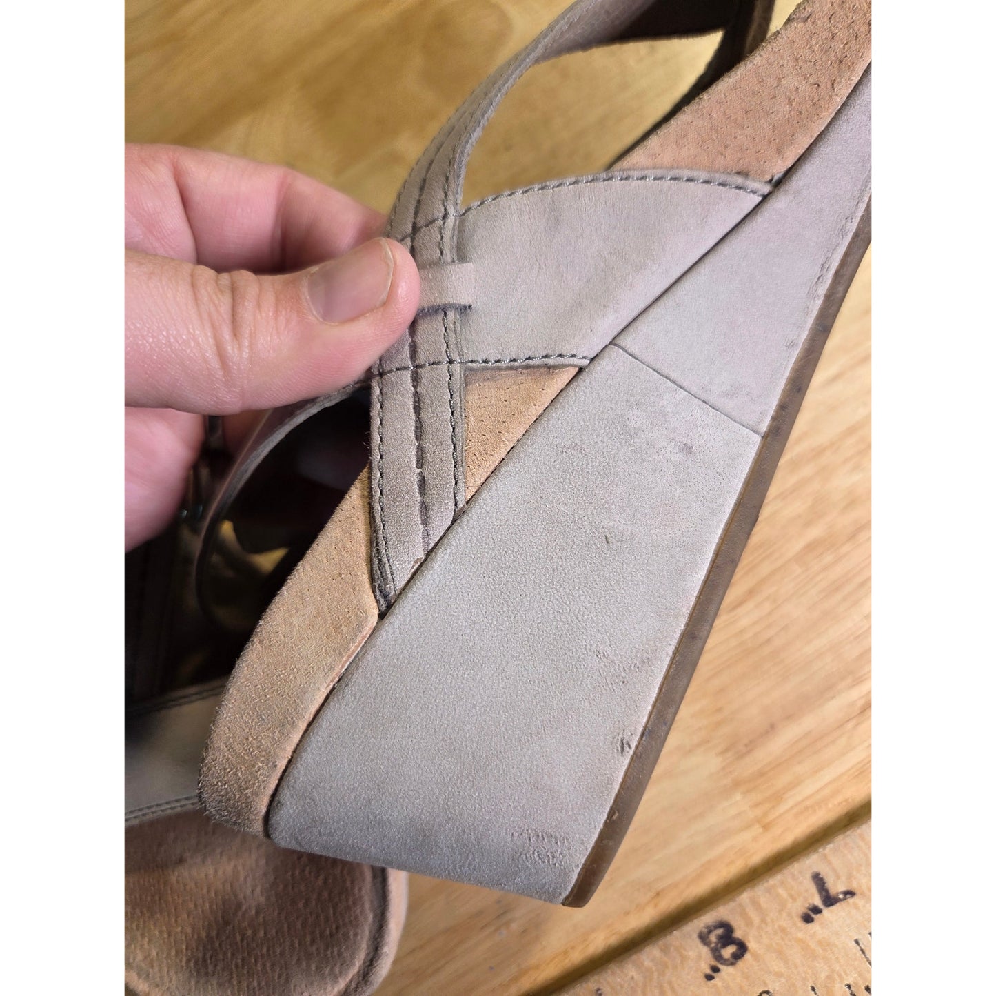 Ugg Beige Ultrasuede Strappy Wedge Sandel Buckle Stretch Size 9 rubber sole