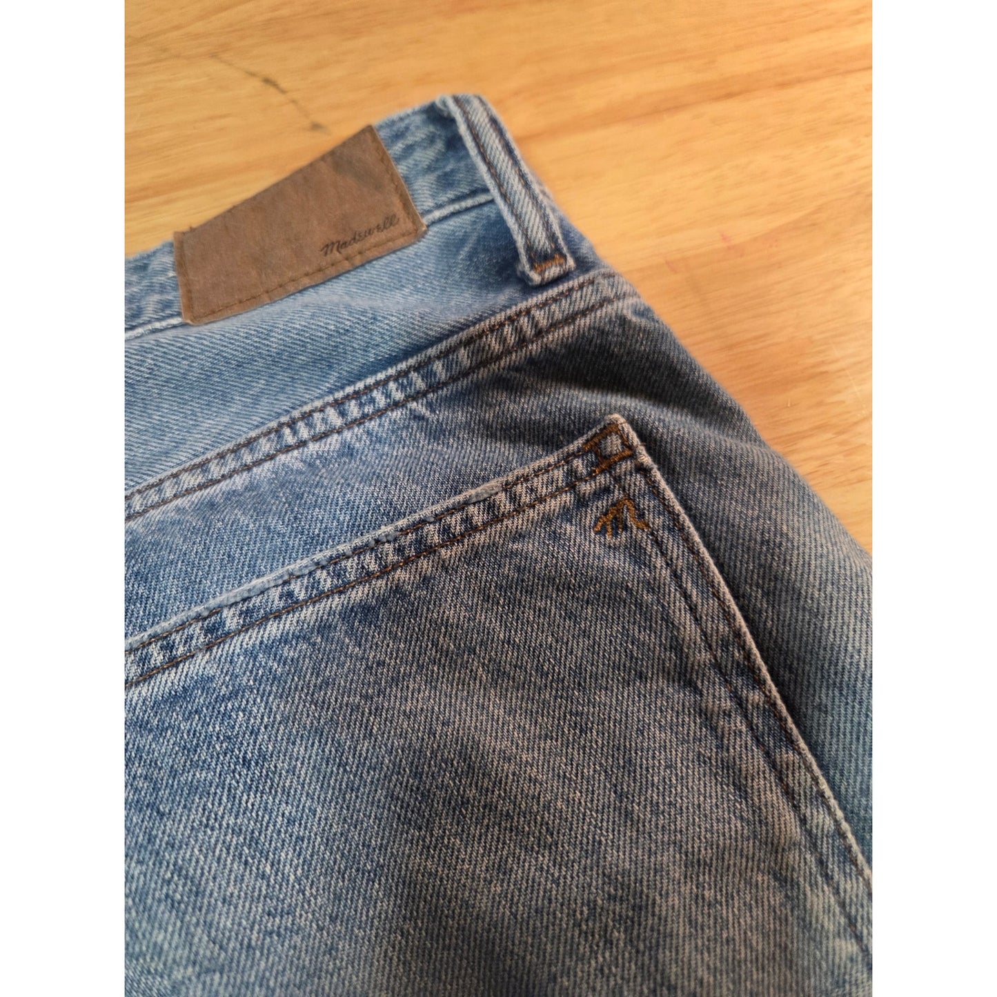 Madewell The Darted Barrel leg Jean size 30 light wash