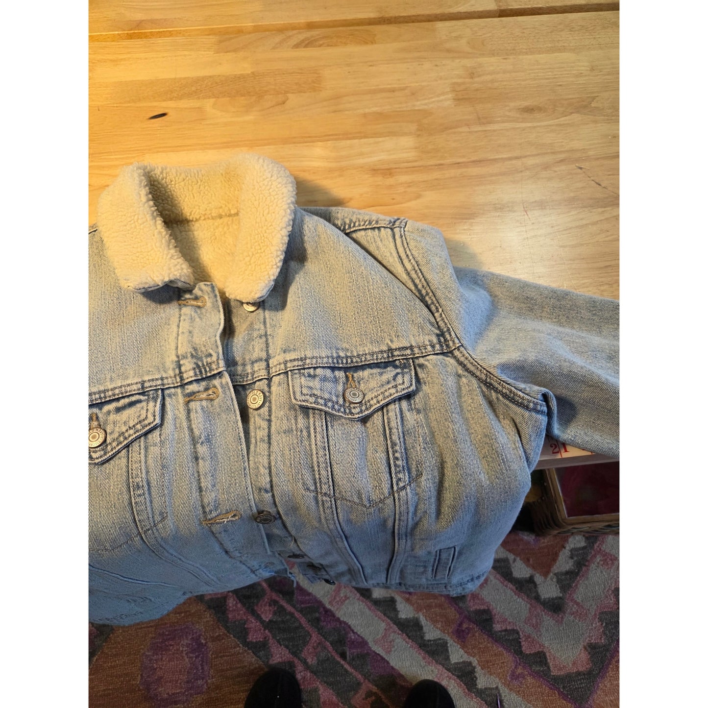 Generic light wash denim shearling faux lined Jean jacket pockets medium