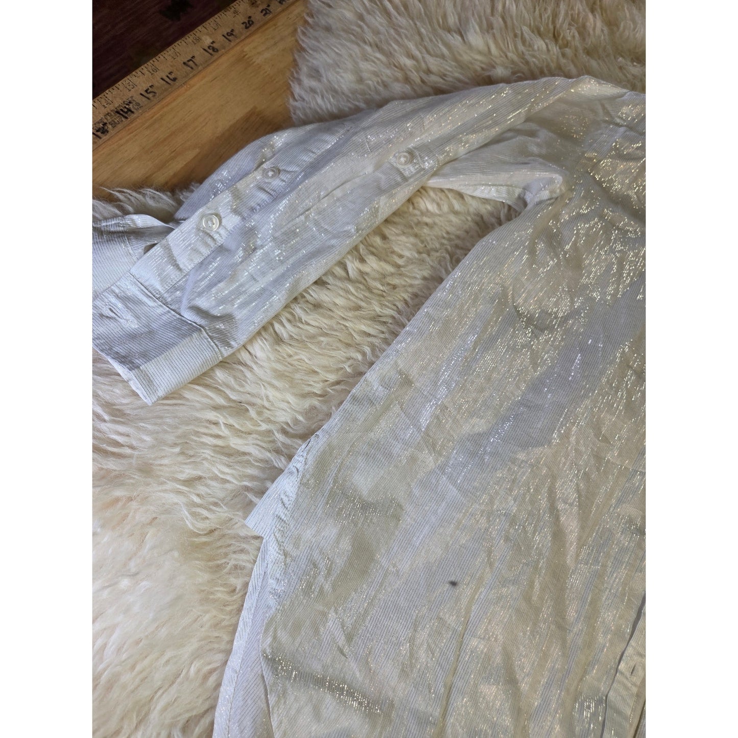 Gloria Vanderbilt White long sleeve collared button down silver metallic Medium