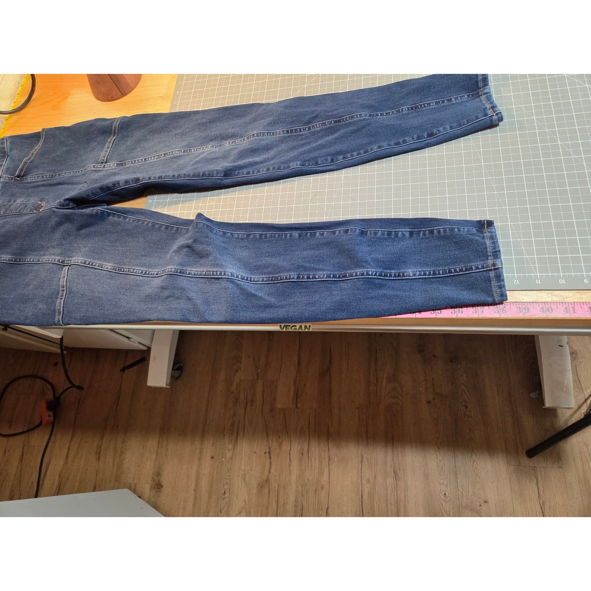 Duluth Trading Company skinny jeans gusseted same detail down the leg size 6