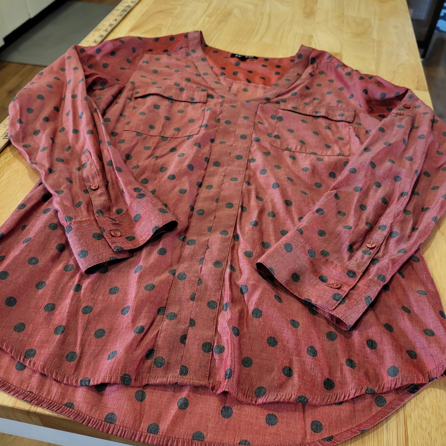 Express Medium Red & Black Polkadot Blouse Lightweight V-neck Pockets 18" p2p