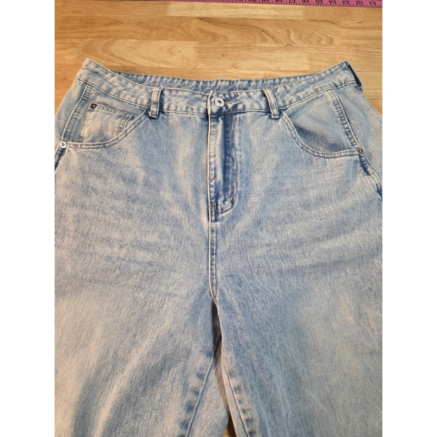 Light acid washed barrel jeans 36-in waist