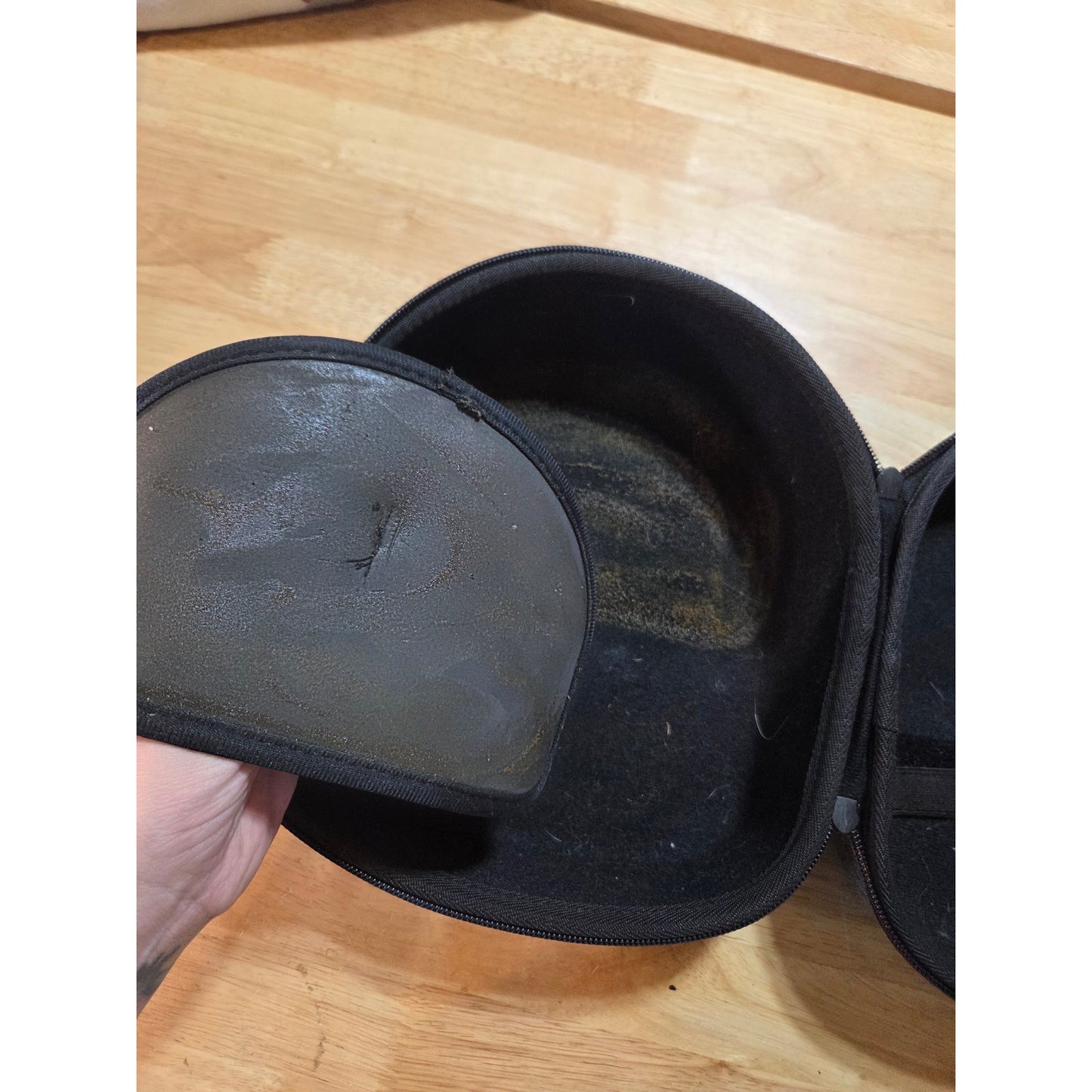 Oculus VR headset case needs a little glue good condition otherwise oculus