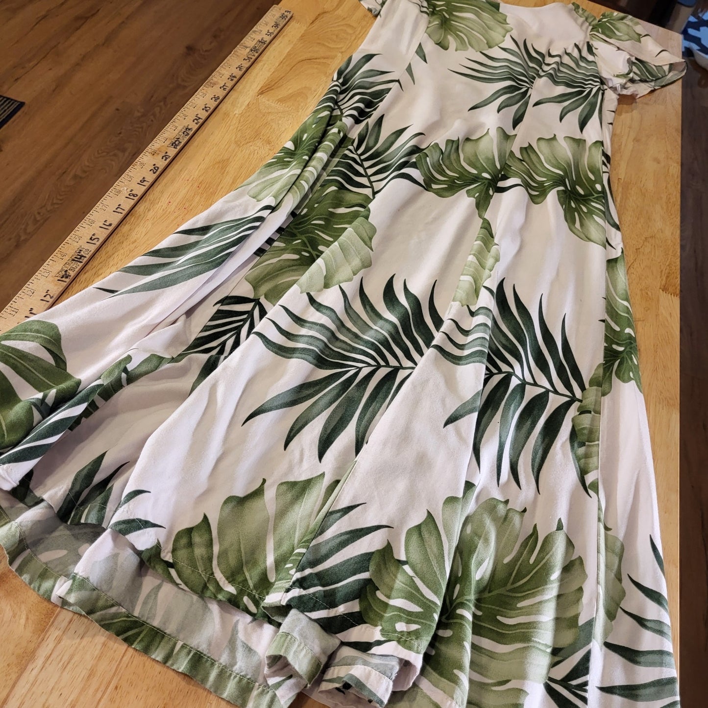 Hilo Hattie Vintage Made In Hawaii Rayon Botanical Print 17" P2P Medium