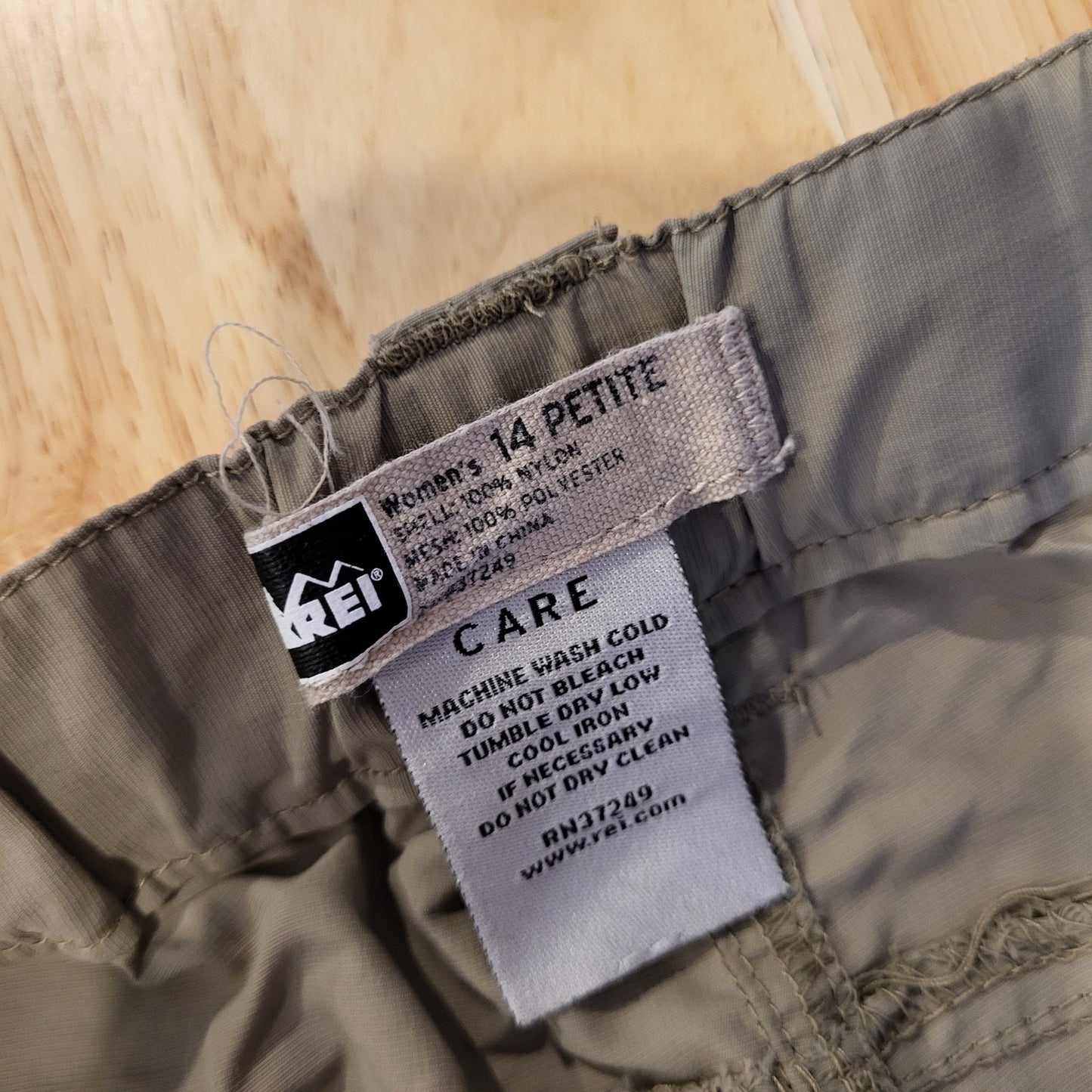 REI 14 Petite Khaki Nylon Convertible Pants Zip Pocket Belted 32" Waist