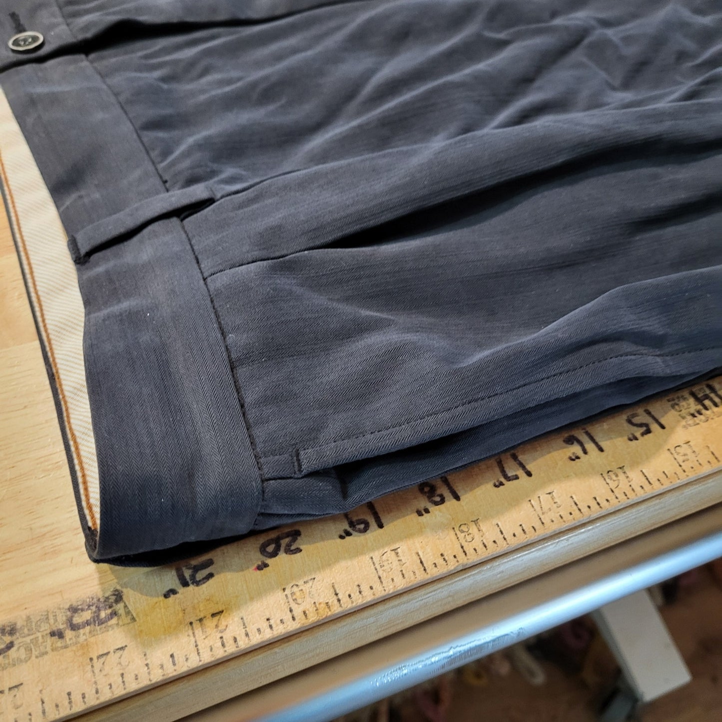 Tommy Bahama Black 100% Silk Pleated Front Shorts size 40 Beach Summer
