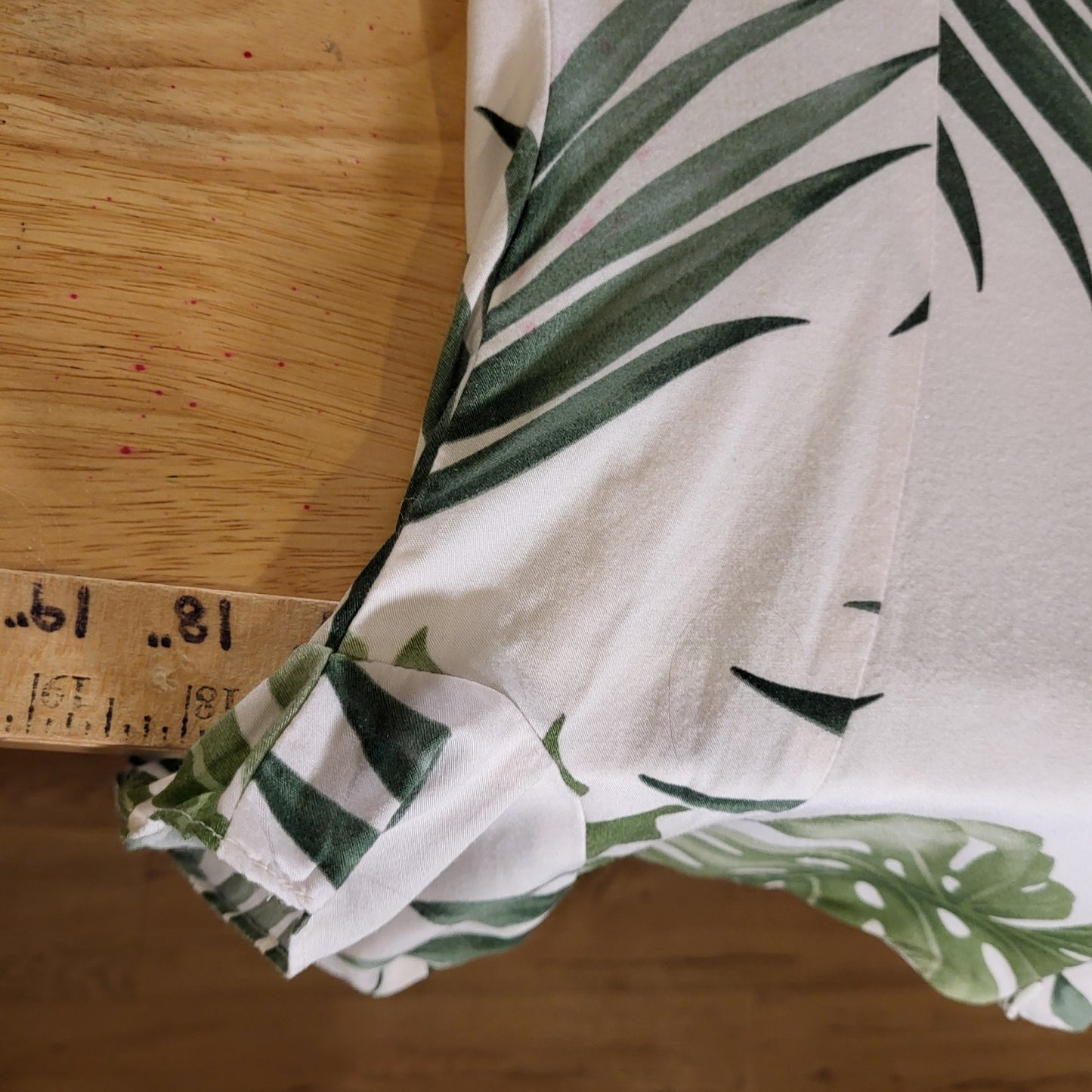 Hilo Hattie Vintage Made In Hawaii Rayon Botanical Print 17" P2P Medium