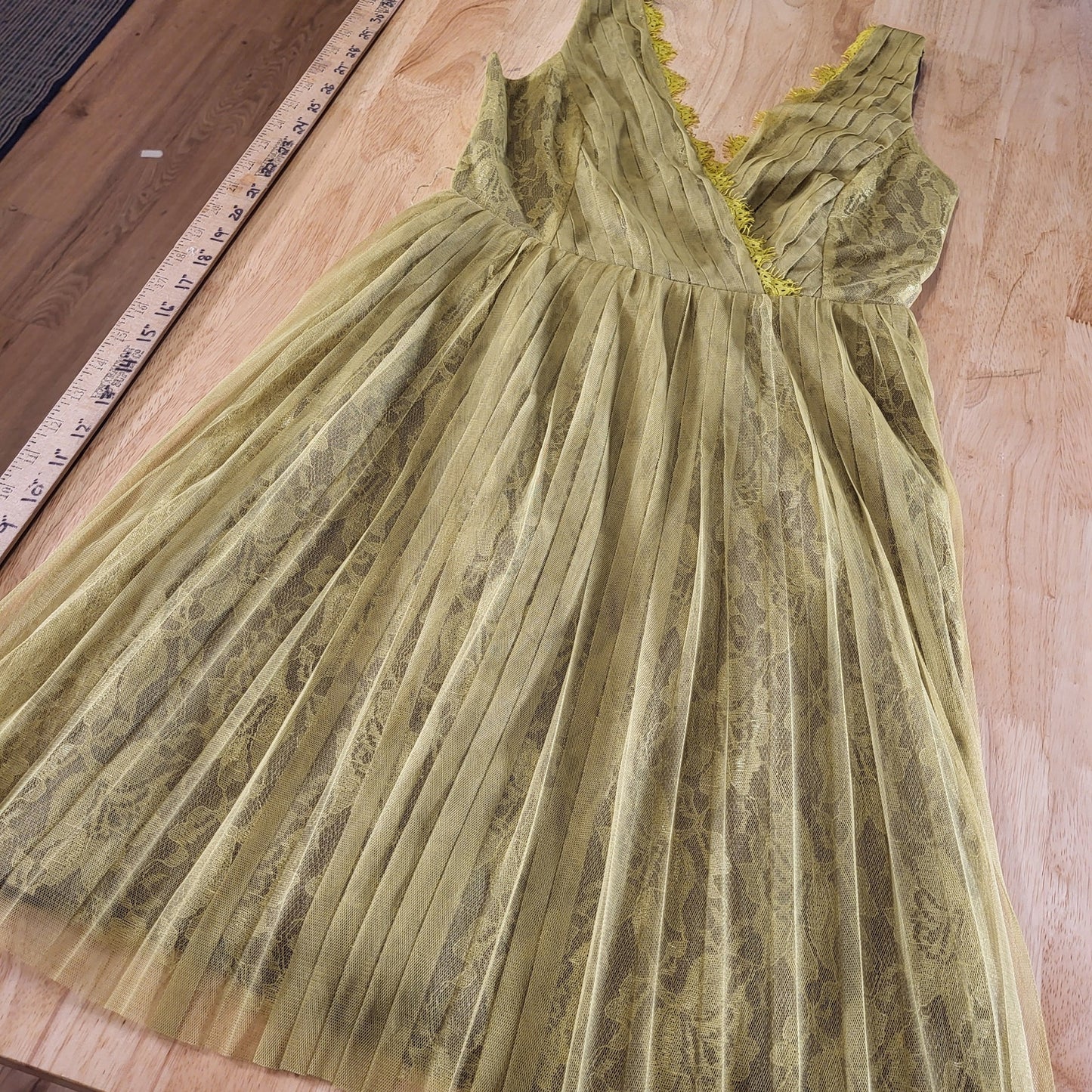 Ryu Anthropologie Green Lace Sleeveless Mini Dress V-neckline Lined 26" Waist S