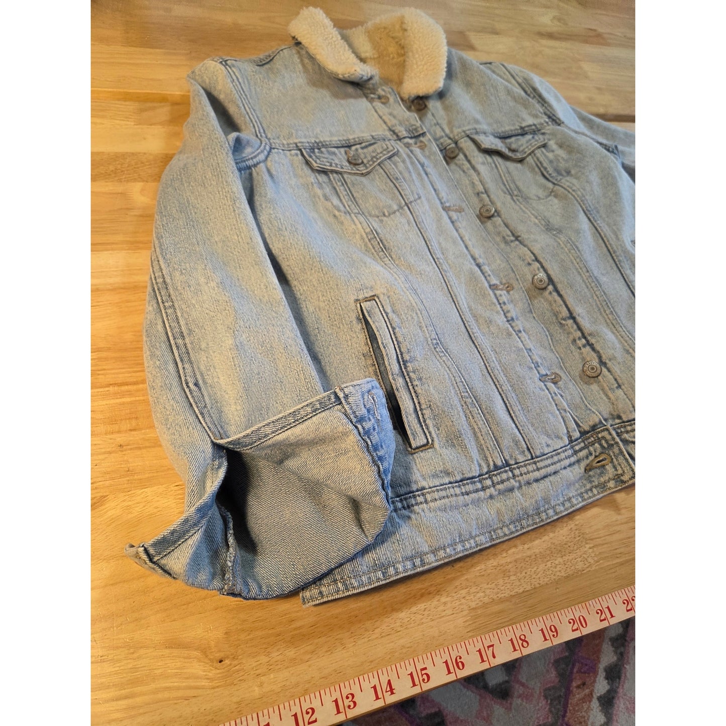 Generic light wash denim shearling faux lined Jean jacket pockets medium