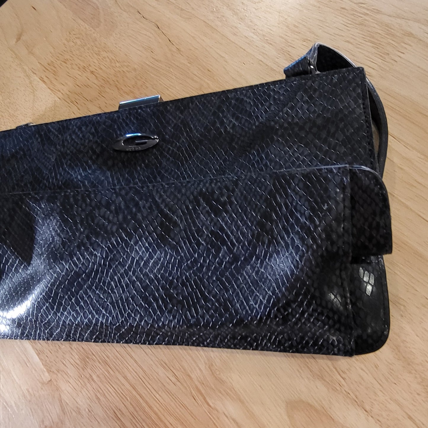 Guess Gunmetal Gray Snake Skin Clutch Shoulder Bag Top Strap & Clasp 10" x 5"