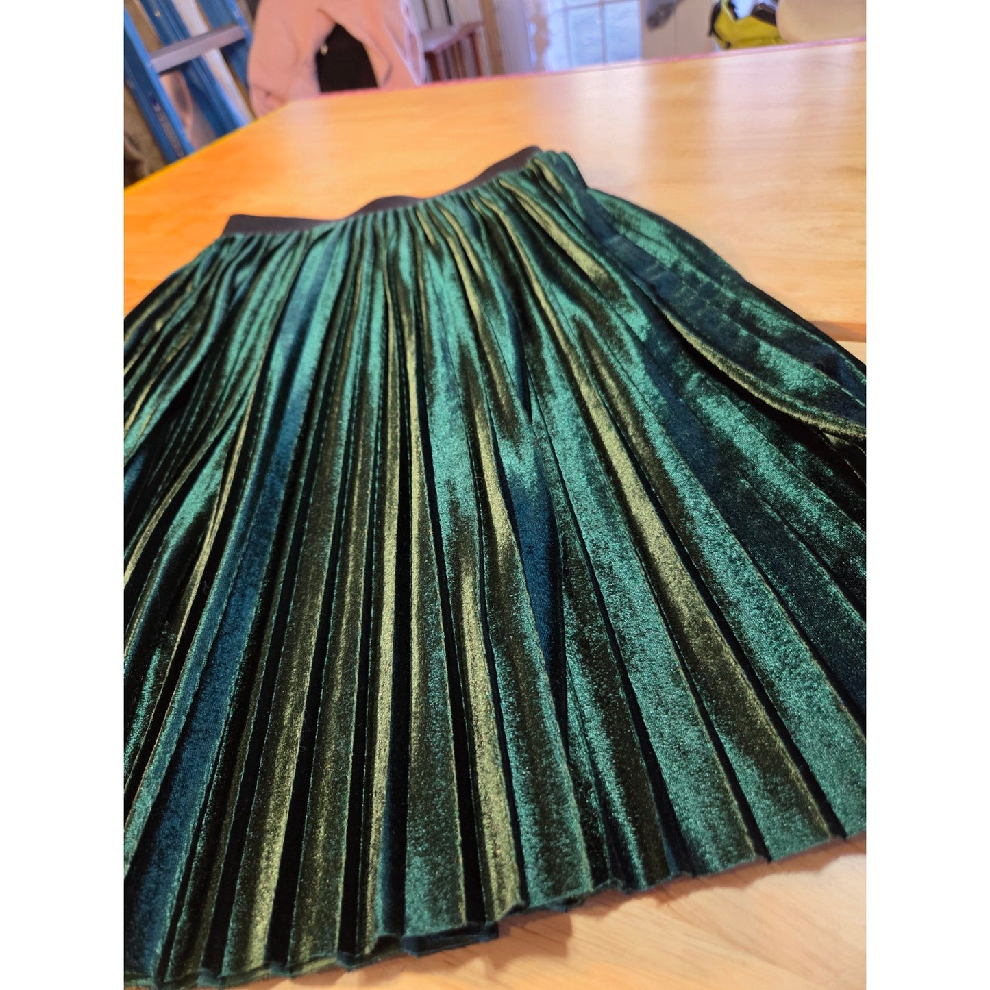 Lili's closet Xs Petite elastic waist green velvet pleated knee length skirt