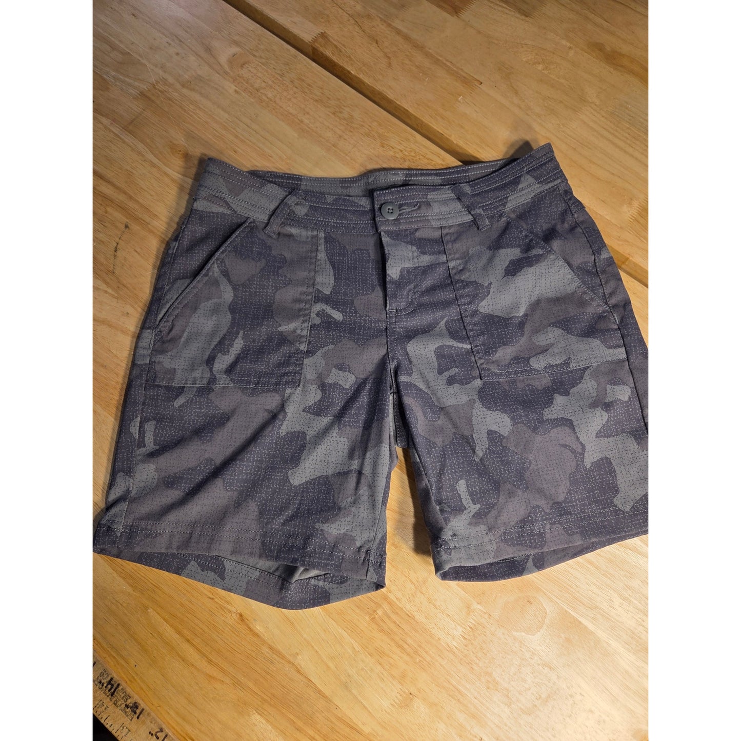 Prana size 6 gray camouflage exercise shorts Pockets button zipper activewear