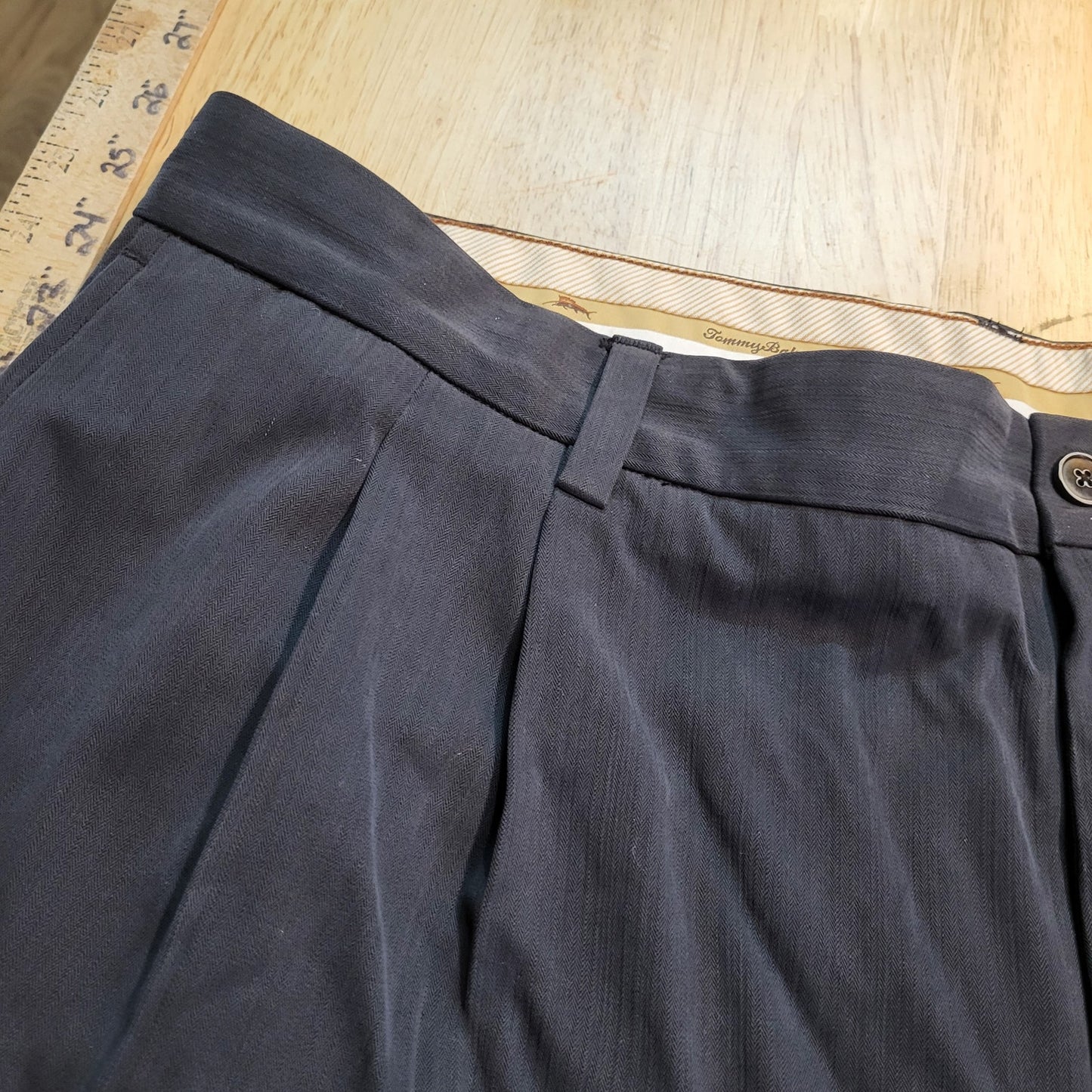 Tommy Bahama Black 100% Silk Pleated Front Shorts size 40 Beach Summer