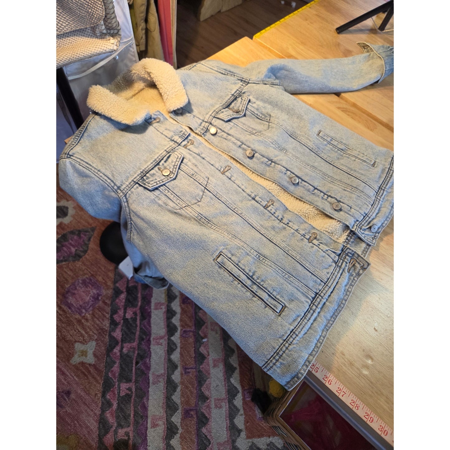 Generic light wash denim shearling faux lined Jean jacket pockets medium