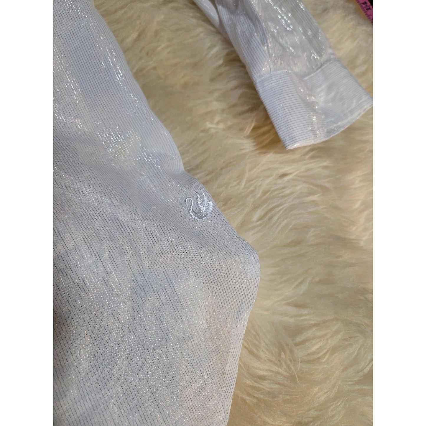Gloria Vanderbilt White long sleeve collared button down silver metallic Medium