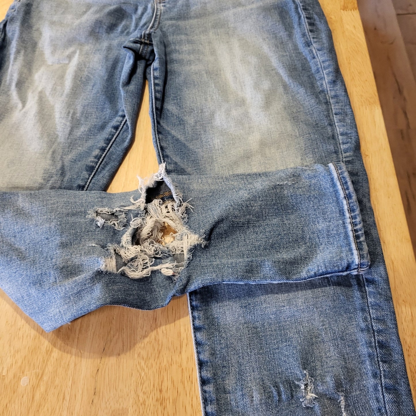 American Eagle Super Stretch Size 12 Straight Leg Distressed Medium Wash