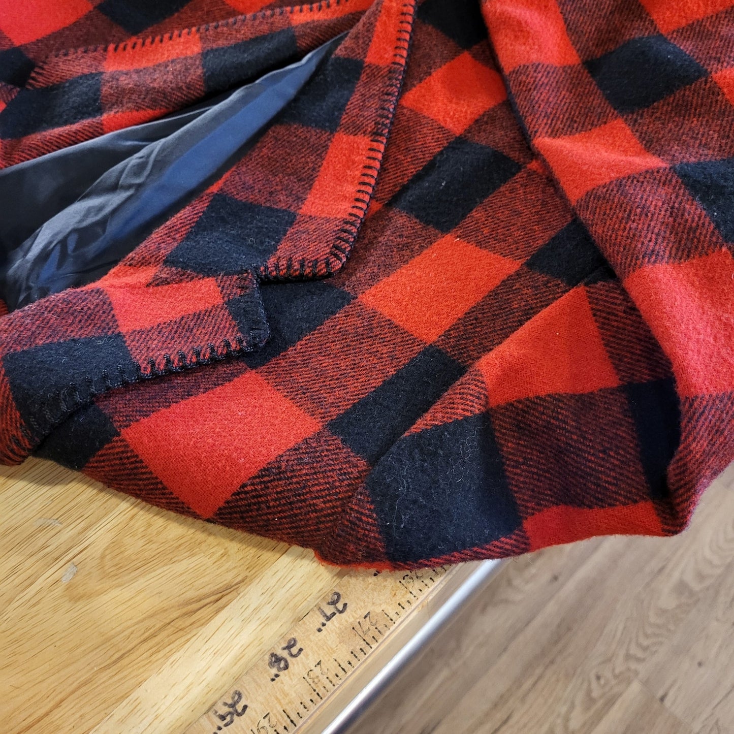 Red buffalo plaid wool felt Blazer blanket stitch Edge vintage pockets 23" p2p