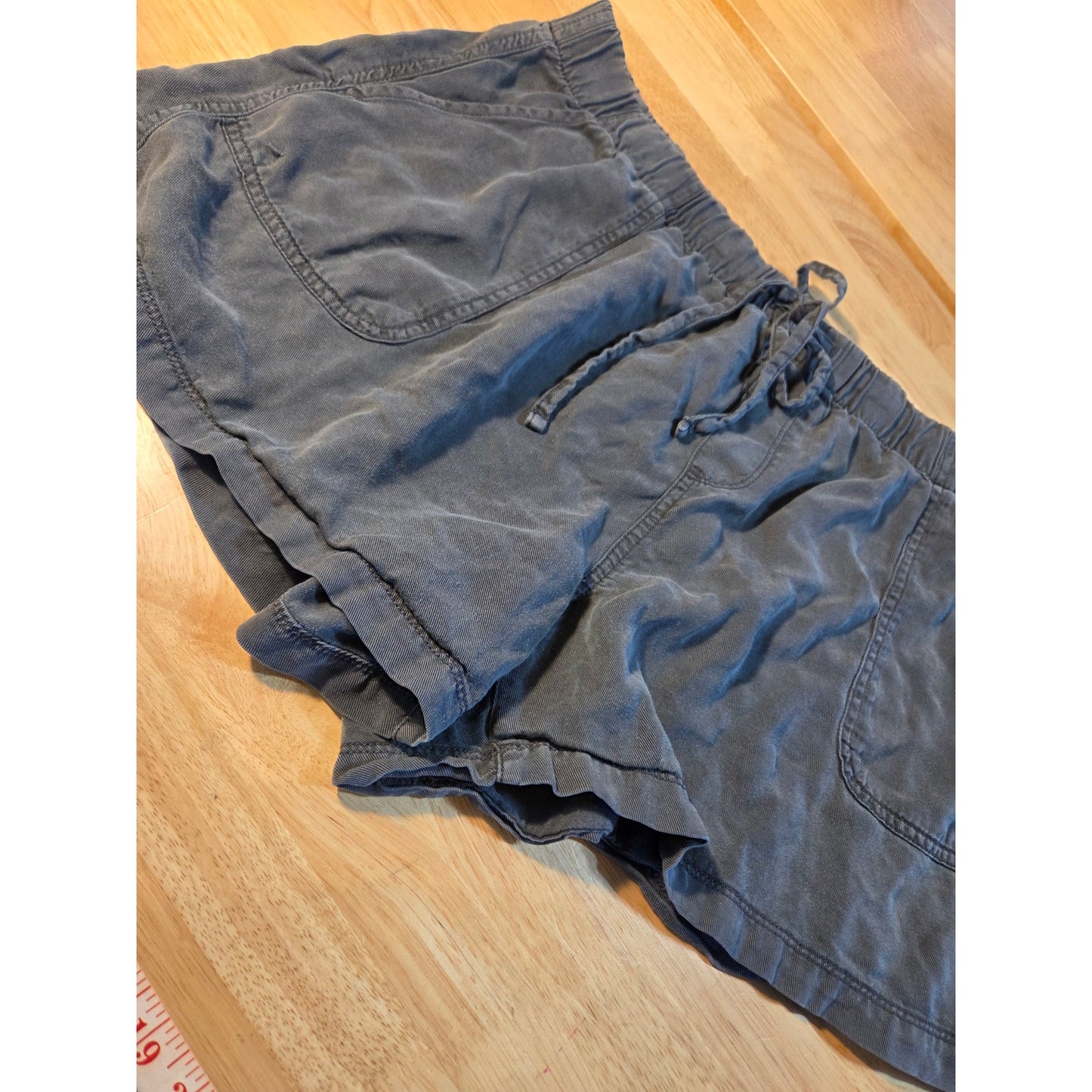 Gap size extra large gray soft flowy elastic waist tie front shorts pockets