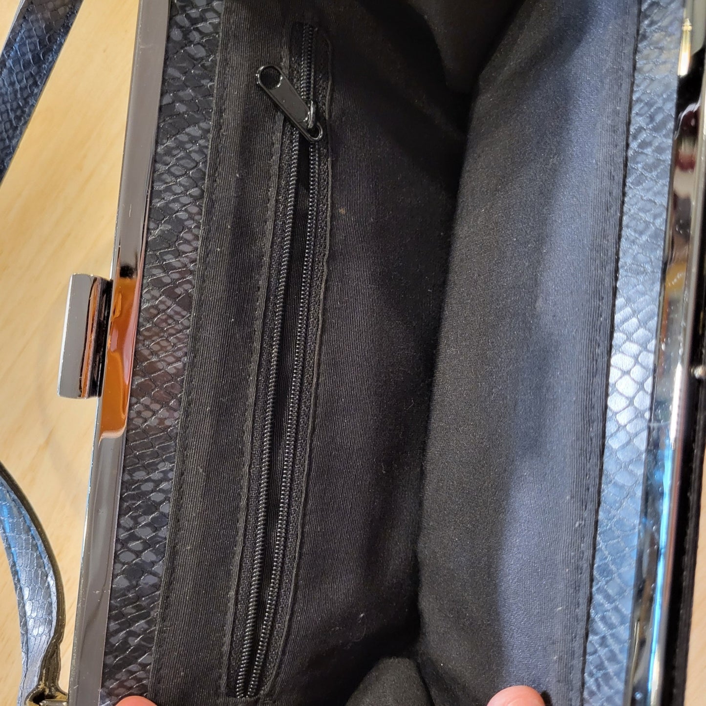 Guess Gunmetal Gray Snake Skin Clutch Shoulder Bag Top Strap & Clasp 10" x 5"
