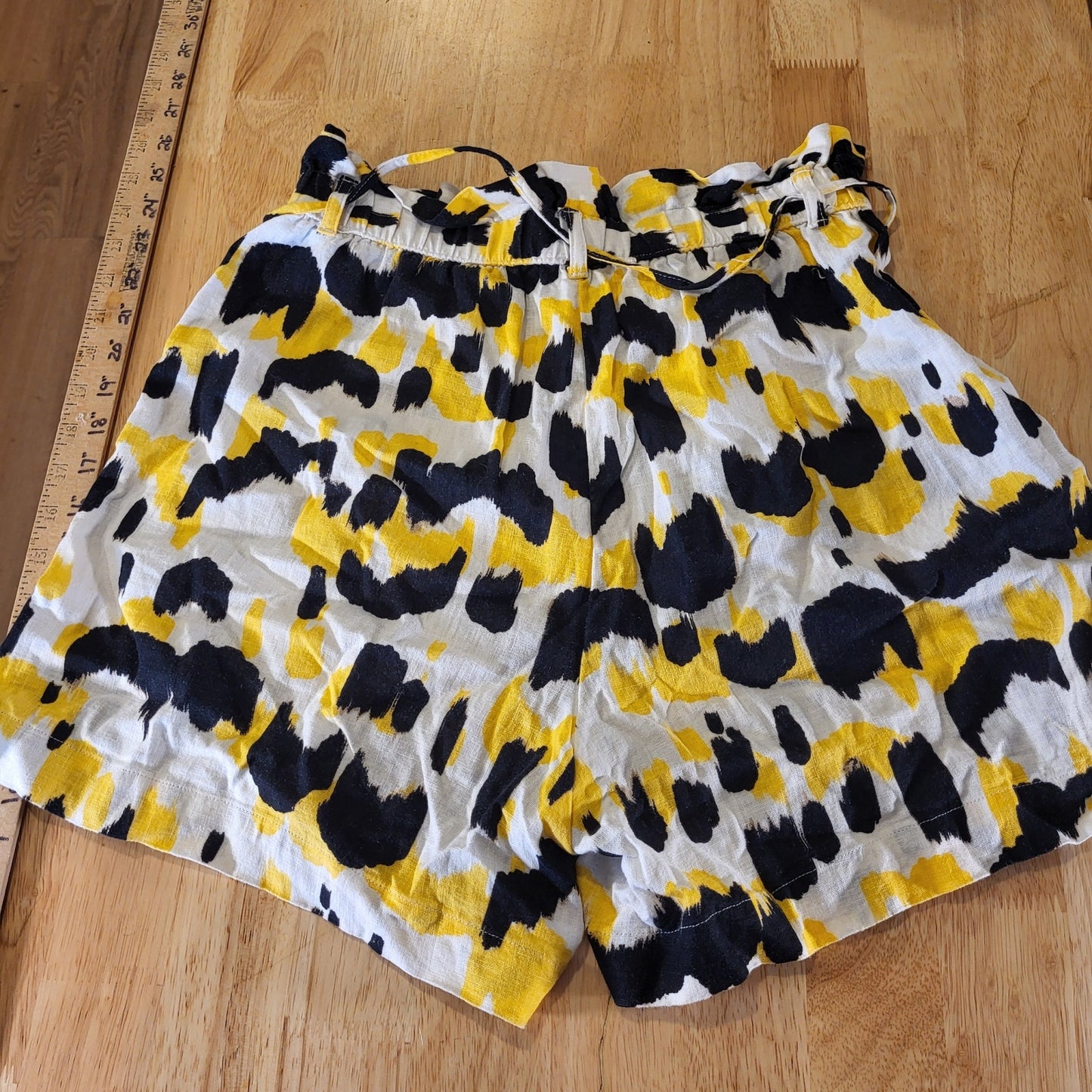 Who What Where Linen Rayon Yellow & Black Abstract Elastic Waist Shorts Small