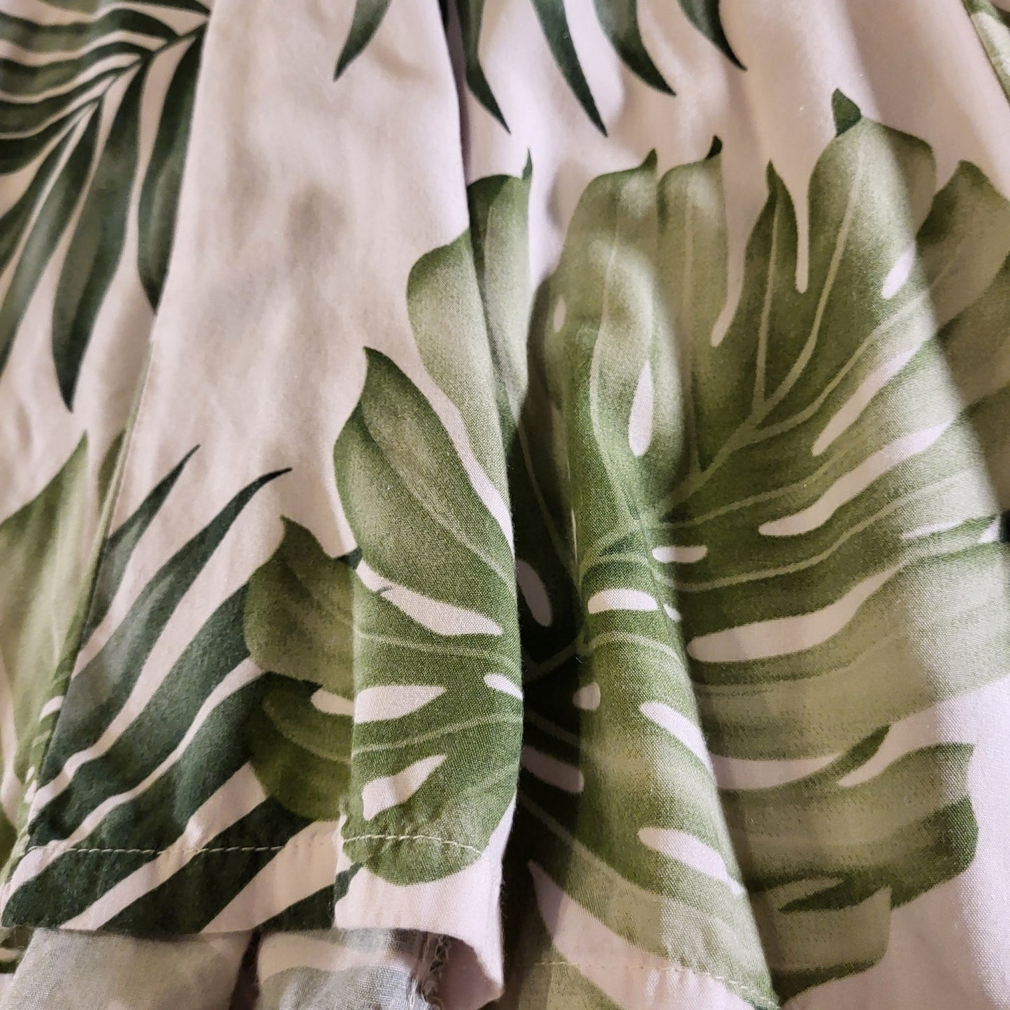 Hilo Hattie Vintage Made In Hawaii Rayon Botanical Print 17" P2P Medium
