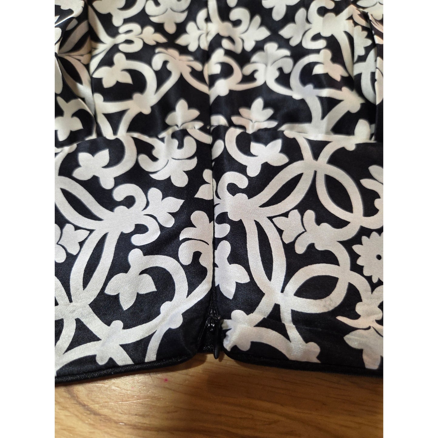 White House Black Market silk A-line skirt invisible zipper size 4 graphic