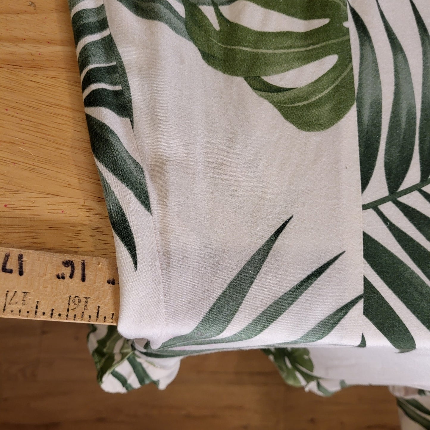 Hilo Hattie Vintage Made In Hawaii Rayon Botanical Print 17" P2P Medium
