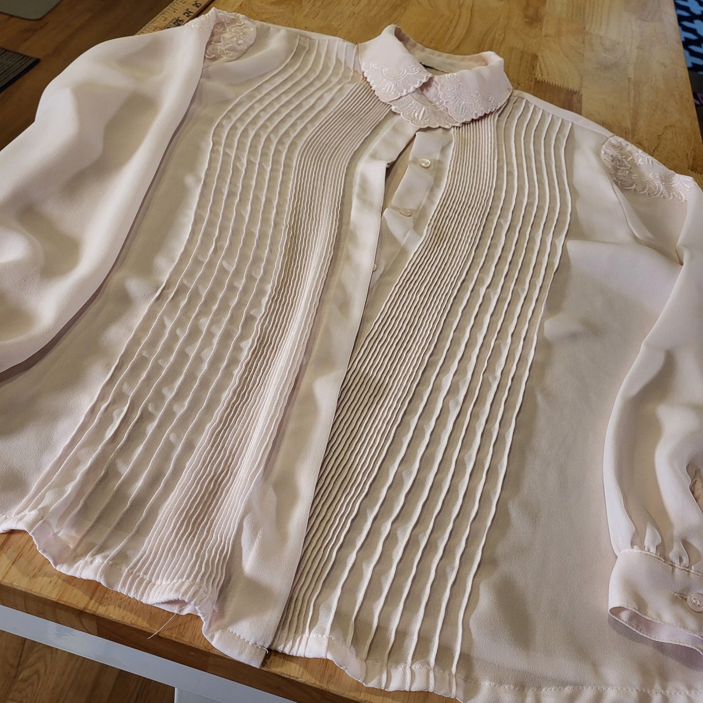 Vintage Baby Pink Button Down Lace Collar & Shoulder Detail 21" Pit to pit