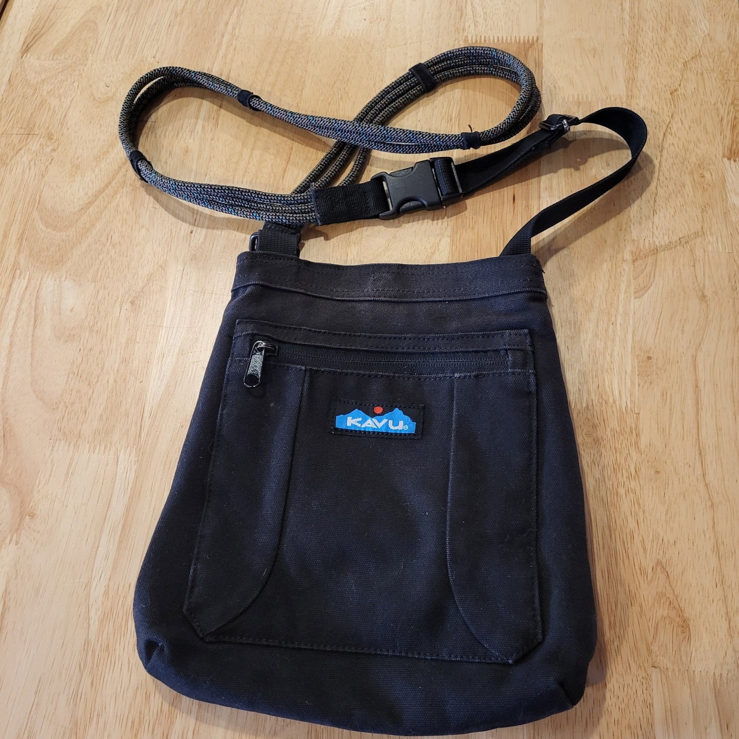 Kavu Keepalong Black Canvas Cross Body Rope Sling Bag Zipper 
