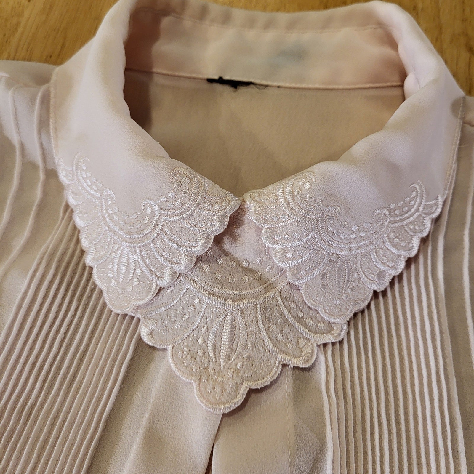 Vintage Baby Pink Button Down Lace Collar & Shoulder Detail 21" Pit to pit