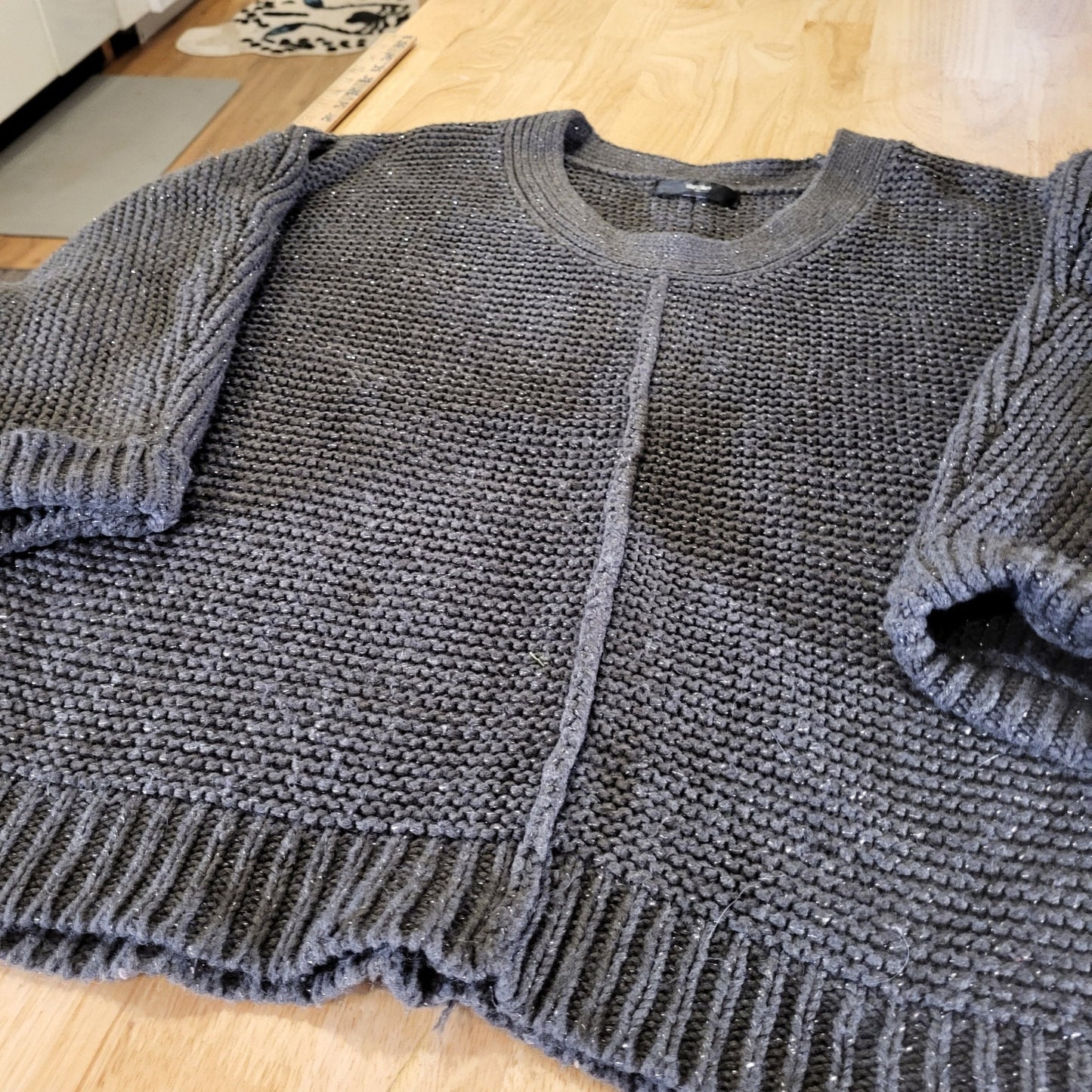 Mossimo Charcoal Gray Metallic Chunky Knit 25" p2p Raised Center Seam V-neck Med