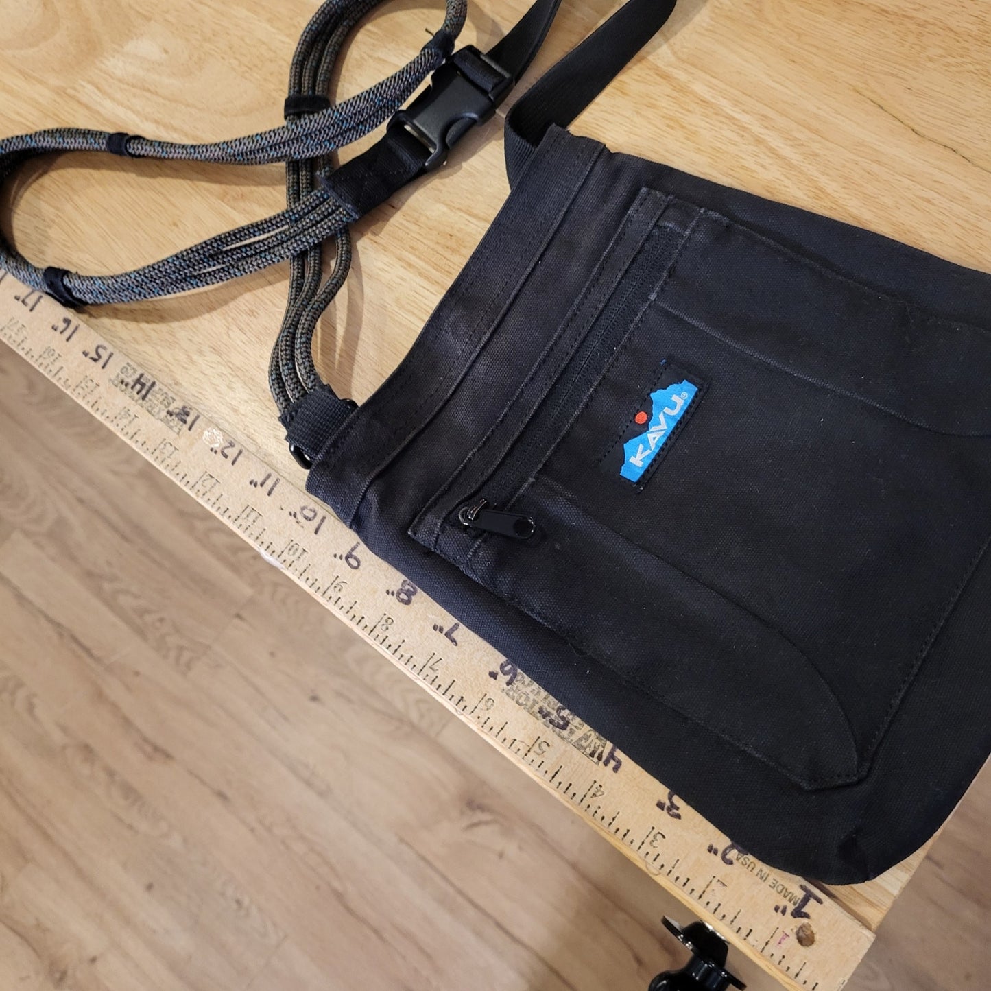 Kavu Keepalong Black Canvas Cross Body Rope Sling Bag Zipper 